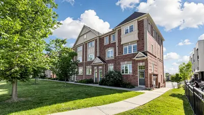 Att/Row/Townhouse in Ajax
