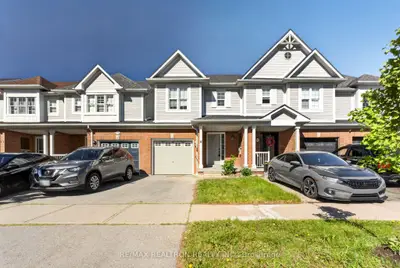 Att/Row/Townhouse in Whitby