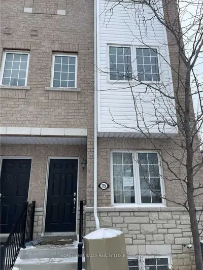 Att/Row/Townhouse in Toronto
