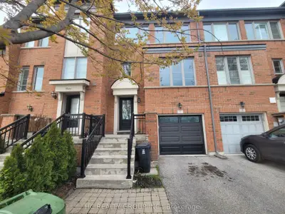 Att/Row/Townhouse in Toronto