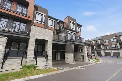 Att/Row/Townhouse in Ajax