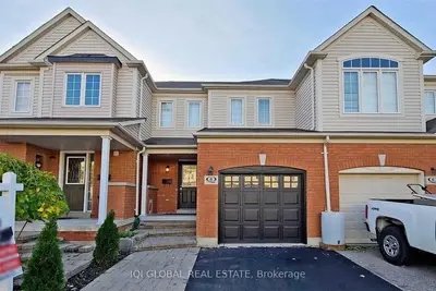 Att/Row/Townhouse in Whitby
