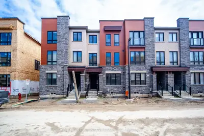 Att/Row/Townhouse in Whitby