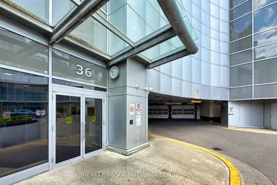36 Lee Centre Drive 2501, Toronto, On M1h 3k2