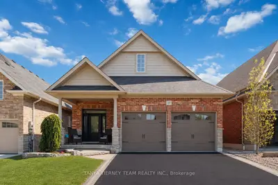 Detached in Whitby