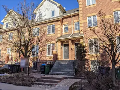 Att/Row/Townhouse in Toronto