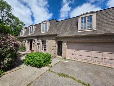 Detached in Whitby