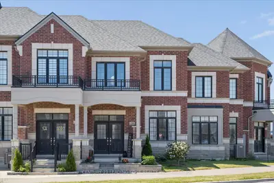 Att/Row/Townhouse in Whitby