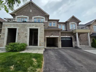 Att/Row/Townhouse in Whitby