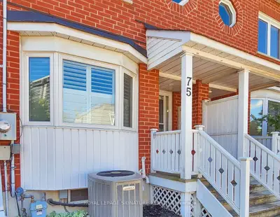 Att/Row/Townhouse in Toronto