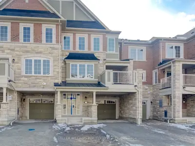 Att/Row/Townhouse in Whitby