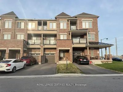 Att/Row/Townhouse in Oshawa