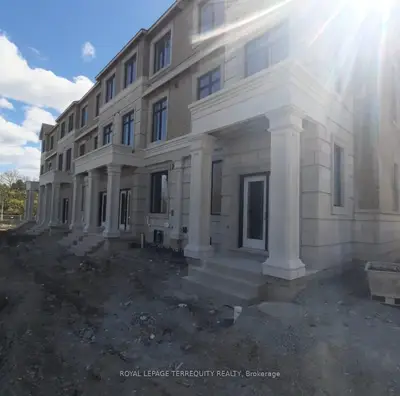 Att/Row/Townhouse in Whitby