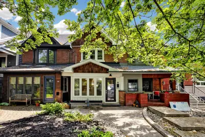 Att/Row/Townhouse in Toronto