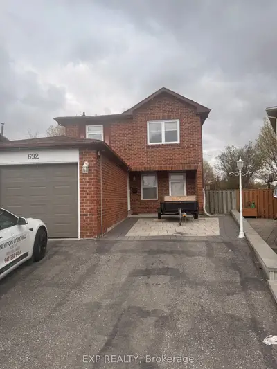 692 Sultana Square, Pickering, On L1v 3y3