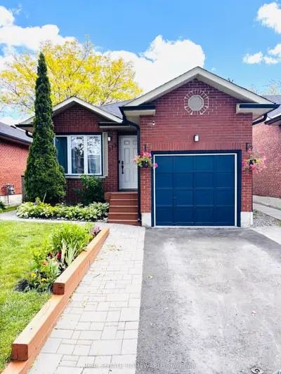 Detached in Whitby