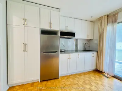 99 Bushmills Square Ground Floor Studio, Toronto, On M1v 1k5