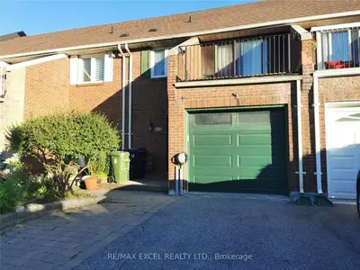 Att/Row/Townhouse in Toronto