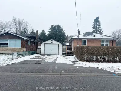 Detached in Whitby