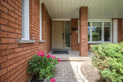 34 Raynes Crescent, Toronto, On M1v 3v7