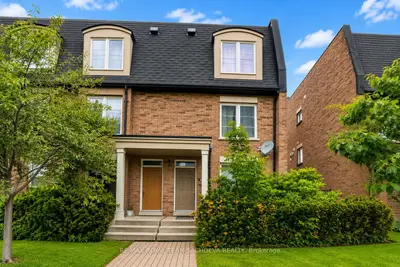 Att/Row/Townhouse in Toronto