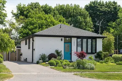 Detached in Whitby