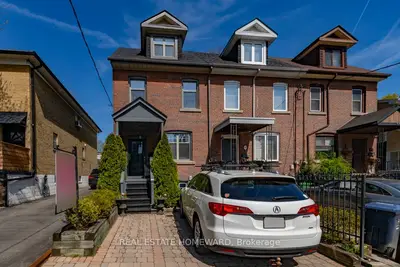 Att/Row/Townhouse in Toronto