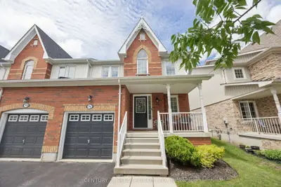Att/Row/Townhouse in Whitby