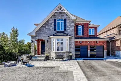 Detached in Whitby