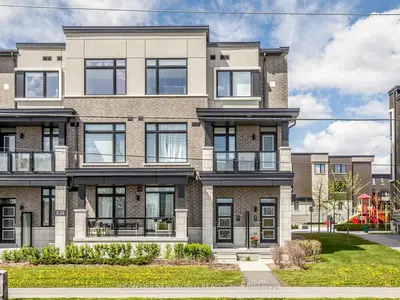 Condo Townhouse in Pickering