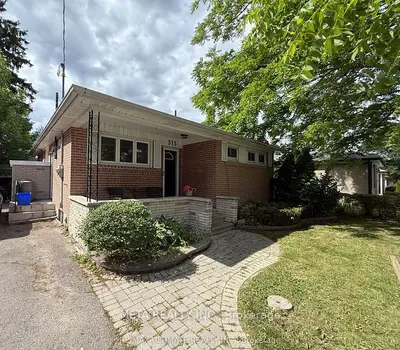 Detached in Whitby
