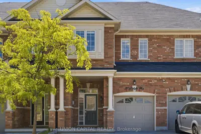Att/Row/Townhouse in Whitby