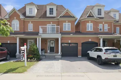 Att/Row/Townhouse in Whitby