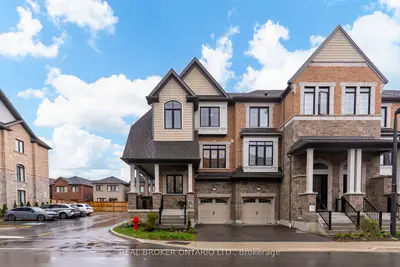 Att/Row/Townhouse in Whitby