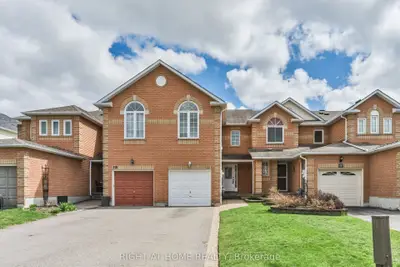 Att/Row/Townhouse in Whitby