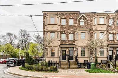 Att/Row/Townhouse in Toronto