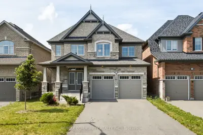 Detached in Whitby