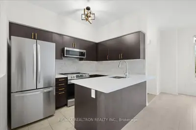 Att/Row/Townhouse in Toronto