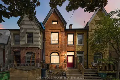 Att/Row/Townhouse in Toronto