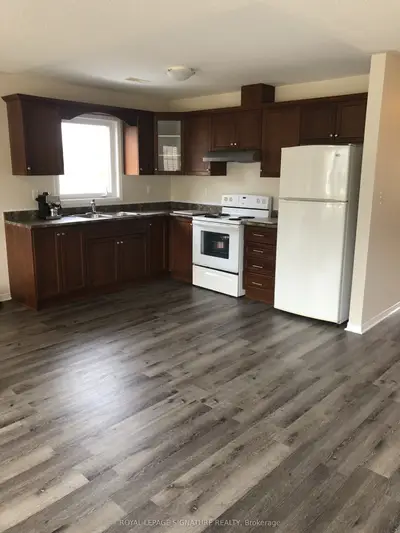 27 Nassau Street 2, Oshawa, On L1j 4a3