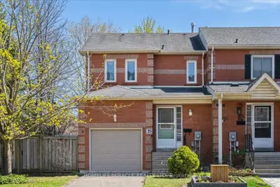 Att/Row/Townhouse in Whitby