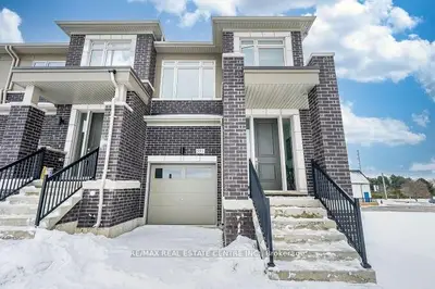 Att/Row/Townhouse in Oshawa