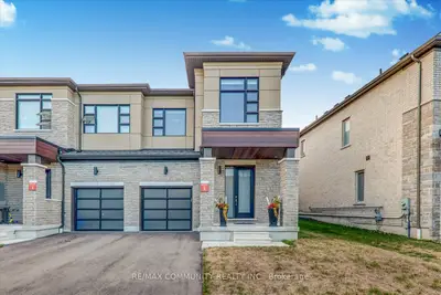 Att/Row/Townhouse in Whitby