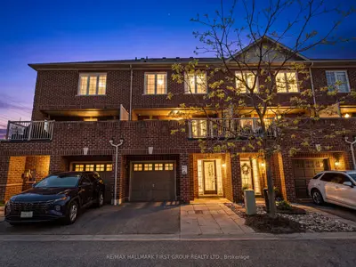 Att/Row/Townhouse in Whitby