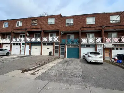 Att/Row/Townhouse in Toronto