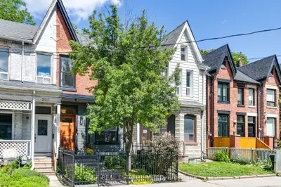 Att/Row/Townhouse in Toronto