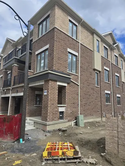 Att/Row/Townhouse in Whitby