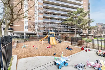 8 Park Vista Drive 504, Toronto, On M4b 1a3