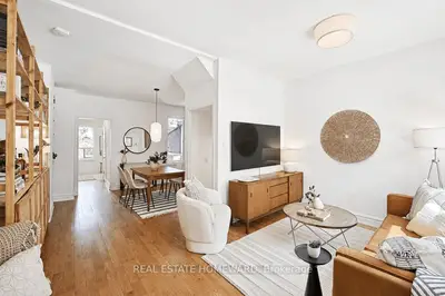 Att/Row/Townhouse in Toronto