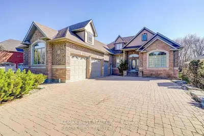 Detached in Whitby